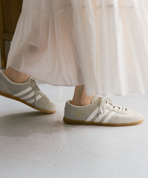 Spick & Span(スピックアンドスパン)の「adidas / アディダス SMU Spick & Span別注GAZELLE LO PRO(スニーカー・レディース・ベージュ・25cm/24.5cm/24cm/23.5cm/23cm/22.5cm)」の3枚目の写真