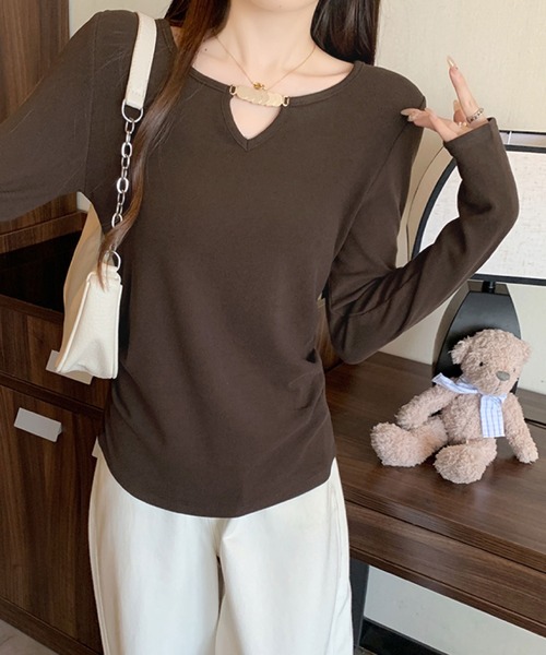 2ly2(トゥーリートゥー)の「ゴールドアクセント Vネックトップス(Tシャツ/カットソー・レディース・ボルドー/ブラウン/ブラック/モカ/ベージュ・FREE)」の2枚目の写真