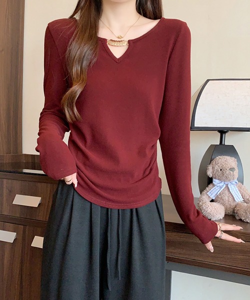 2ly2(トゥーリートゥー)の「ゴールドアクセント Vネックトップス(Tシャツ/カットソー・レディース・ボルドー/ブラウン/ブラック/モカ/ベージュ・FREE)」の5枚目の写真