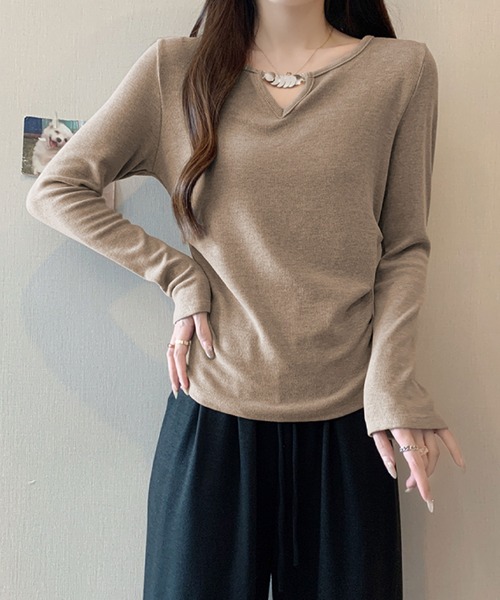 2ly2(トゥーリートゥー)の「ゴールドアクセント Vネックトップス(Tシャツ/カットソー・レディース・ボルドー/ブラウン/ブラック/モカ/ベージュ・FREE)」の3枚目の写真