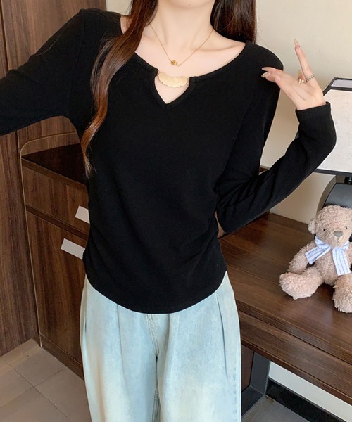 2ly2(トゥーリートゥー)の「ゴールドアクセント Vネックトップス(Tシャツ/カットソー・レディース・ボルドー/ブラウン/ブラック/モカ/ベージュ・FREE)」の6枚目の写真