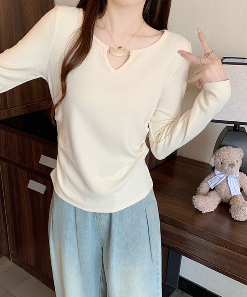 2ly2(トゥーリートゥー)の「ゴールドアクセント Vネックトップス(Tシャツ/カットソー・レディース・ボルドー/ブラウン/ブラック/モカ/ベージュ・FREE)」の9枚目の写真