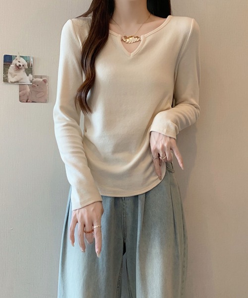 2ly2(トゥーリートゥー)の「ゴールドアクセント Vネックトップス(Tシャツ/カットソー・レディース・ボルドー/ブラウン/ブラック/モカ/ベージュ・FREE)」の10枚目の写真
