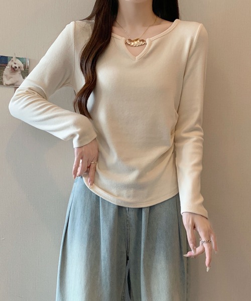 2ly2(トゥーリートゥー)の「ゴールドアクセント Vネックトップス(Tシャツ/カットソー・レディース・ボルドー/ブラウン/ブラック/モカ/ベージュ・FREE)」の11枚目の写真