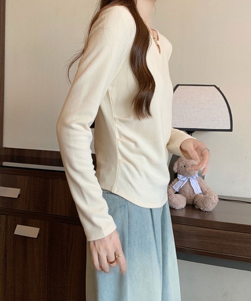 2ly2(トゥーリートゥー)の「ゴールドアクセント Vネックトップス(Tシャツ/カットソー・レディース・ボルドー/ブラウン/ブラック/モカ/ベージュ・FREE)」の12枚目の写真