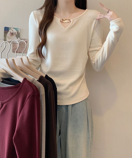 2ly2(トゥーリートゥー)の「ゴールドアクセント Vネックトップス(Tシャツ/カットソー・レディース・ボルドー/ブラウン/ブラック/モカ/ベージュ・FREE)」の13枚目の写真