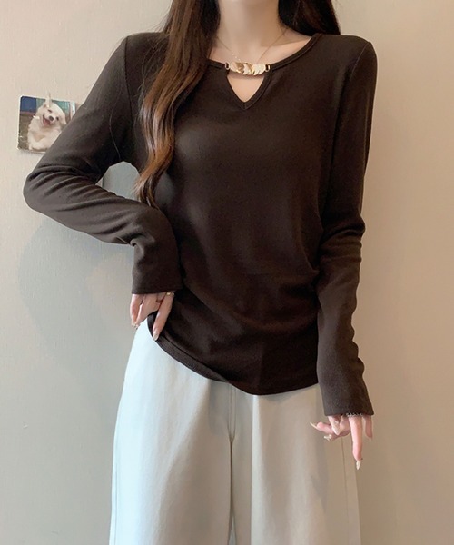 2ly2(トゥーリートゥー)の「ゴールドアクセント Vネックトップス(Tシャツ/カットソー・レディース・ボルドー/ブラウン/ブラック/モカ/ベージュ・FREE)」の7枚目の写真