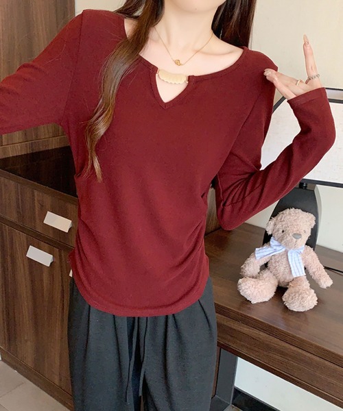 2ly2(トゥーリートゥー)の「ゴールドアクセント Vネックトップス(Tシャツ/カットソー・レディース・ボルドー/ブラウン/ブラック/モカ/ベージュ・FREE)」の14枚目の写真