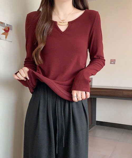 2ly2(トゥーリートゥー)の「ゴールドアクセント Vネックトップス(Tシャツ/カットソー・レディース・ボルドー/ブラウン/ブラック/モカ/ベージュ・FREE)」の15枚目の写真