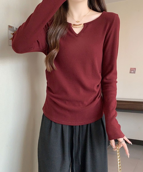 2ly2(トゥーリートゥー)の「ゴールドアクセント Vネックトップス(Tシャツ/カットソー・レディース・ボルドー/ブラウン/ブラック/モカ/ベージュ・FREE)」の16枚目の写真