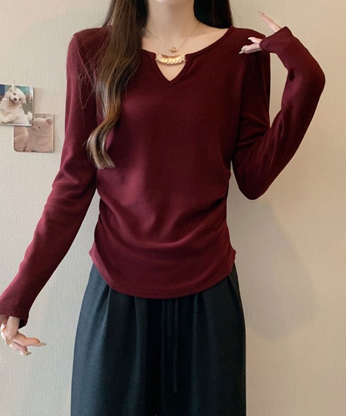 2ly2(トゥーリートゥー)の「ゴールドアクセント Vネックトップス(Tシャツ/カットソー・レディース・ボルドー/ブラウン/ブラック/モカ/ベージュ・FREE)」の18枚目の写真
