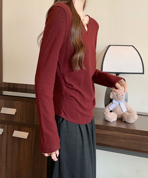 2ly2(トゥーリートゥー)の「ゴールドアクセント Vネックトップス(Tシャツ/カットソー・レディース・ボルドー/ブラウン/ブラック/モカ/ベージュ・FREE)」の20枚目の写真