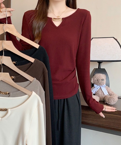 2ly2(トゥーリートゥー)の「ゴールドアクセント Vネックトップス(Tシャツ/カットソー・レディース・ボルドー/ブラウン/ブラック/モカ/ベージュ・FREE)」の21枚目の写真