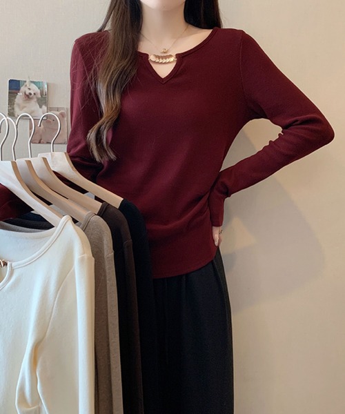 2ly2(トゥーリートゥー)の「ゴールドアクセント Vネックトップス(Tシャツ/カットソー・レディース・ボルドー/ブラウン/ブラック/モカ/ベージュ・FREE)」の22枚目の写真