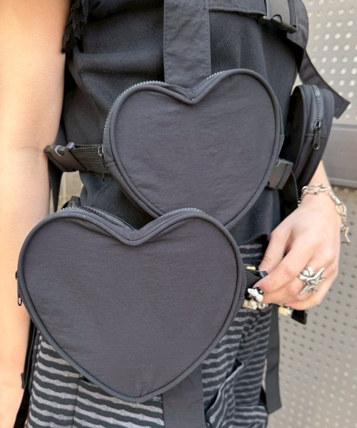 Candy Stripper（キャンディストリッパー）の「HEART POCKET ハーネス（ボディバッグ/ウエストポーチ・レディース・ブラック・FREE）」の2枚目の写真