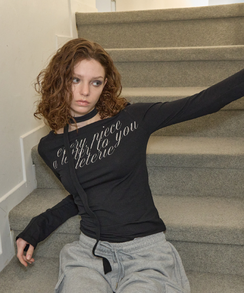LETERIE(レテリー)の「LETTERING OFF-SHOULDER TIE LONG SLEEVE_BLACK(Tシャツ/カットソー・レディース・ブラック・FREE)」の2枚目の写真