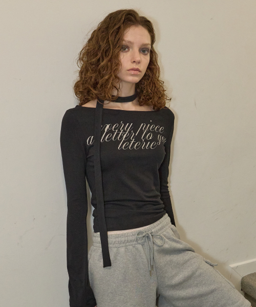 LETERIE(レテリー)の「LETTERING OFF-SHOULDER TIE LONG SLEEVE_BLACK(Tシャツ/カットソー・レディース・ブラック・FREE)」の3枚目の写真