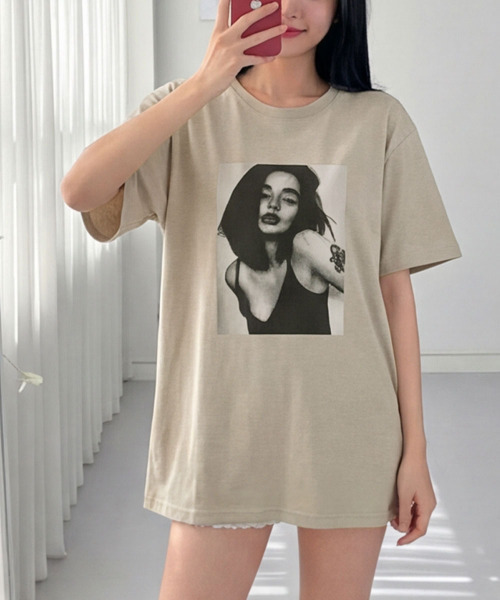 VIVID LADY(ビビッドレディー)の「フォトプリント チュニック 半袖 Tシャツ(Tシャツ/カットソー・レディース・ベージュ/ホワイト/チャコールグレー/ブラック・FREE)」の1枚目の写真