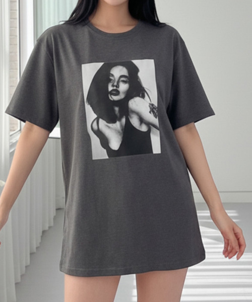 VIVID LADY(ビビッドレディー)の「フォトプリント チュニック 半袖 Tシャツ(Tシャツ/カットソー・レディース・ベージュ/ホワイト/チャコールグレー/ブラック・FREE)」の4枚目の写真