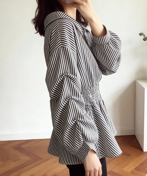 SHOUYO（ショウヨウ）の「オフショル風ペプラムシャツブラウス／シャーリングウエストトップス（シャツ/ブラウス・レディース・ホワイト・M）」の8枚目の写真