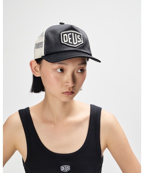 DEUS EX MACHINA（デウスエクスマキナ）の「PARIS SHIELD TRUCKER（キャップ・レディース・ブラック/レッド・OS）」の6枚目の写真