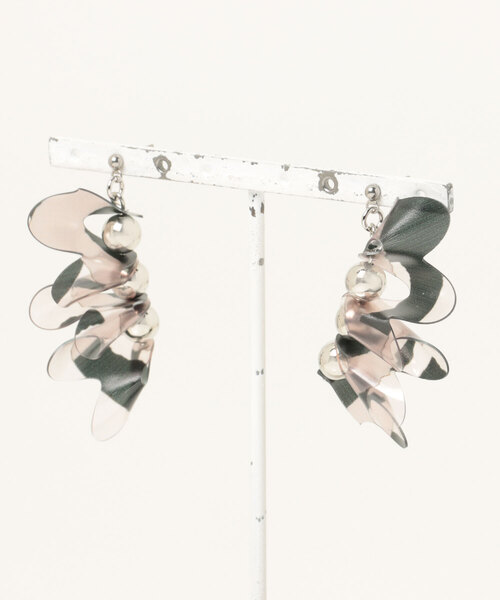 TONE SELECT GOODS（トーンセレクトグッズ）の「【Beauty bell】ひらひらPVCピアス（ピアス（両耳用）・レディース・ブラウン/ホワイト・FREE）」の2枚目の写真