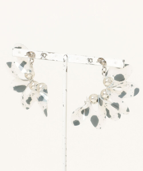 TONE SELECT GOODS（トーンセレクトグッズ）の「【Beauty bell】ひらひらPVCピアス（ピアス（両耳用）・レディース・ブラウン/ホワイト・FREE）」の3枚目の写真