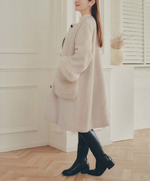 Liala×PG（リアラバイピージー）の「袖口＆ポケット フェイクファー 丸首 コート Liala×PG（ノーカラーコート・レディース・アイボリー/ベージュ・S/M）」の15枚目の写真