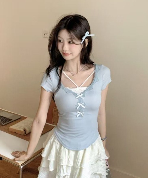 GEMEDA（ジェメダ）の「【韓国ガーリー】レースレイヤード風リボンテレコトップス / クロスネック半袖カットソー（Tシャツ/カットソー・レディース・グレー/ライトブルー・M）」の3枚目の写真