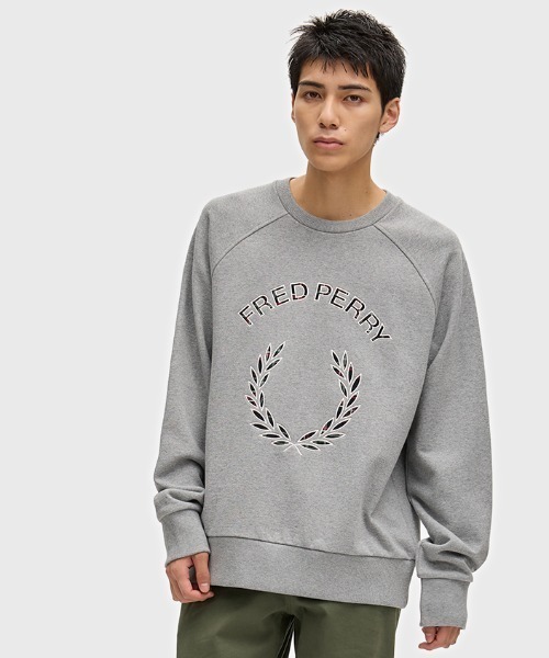 FRED PERRY（フレッドペリー）の「Tartan Applique Sweatshirt／タータンチェックアップリケスウェット（スウェット・メンズ・グレー/ネイビー・S/L/M）」の2枚目の写真