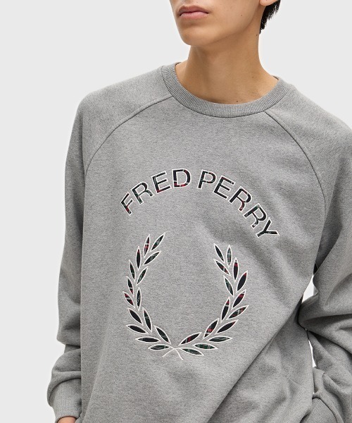 FRED PERRY（フレッドペリー）の「Tartan Applique Sweatshirt／タータンチェックアップリケスウェット（スウェット・メンズ・グレー/ネイビー・S/L/M）」の4枚目の写真