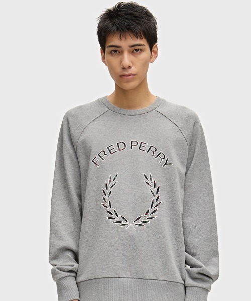 FRED PERRY（フレッドペリー）の「Tartan Applique Sweatshirt／タータンチェックアップリケスウェット（スウェット・メンズ・グレー/ネイビー・S/L/M）」の5枚目の写真
