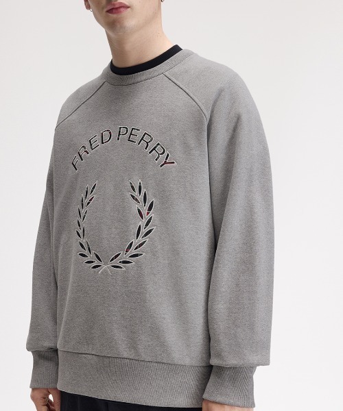 FRED PERRY（フレッドペリー）の「Tartan Applique Sweatshirt／タータンチェックアップリケスウェット（スウェット・メンズ・グレー/ネイビー・S/L/M）」の7枚目の写真