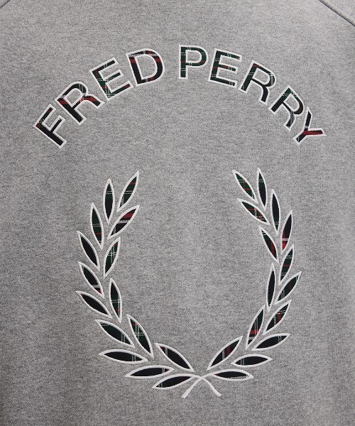 FRED PERRY（フレッドペリー）の「Tartan Applique Sweatshirt／タータンチェックアップリケスウェット（スウェット・メンズ・グレー/ネイビー・S/L/M）」の9枚目の写真