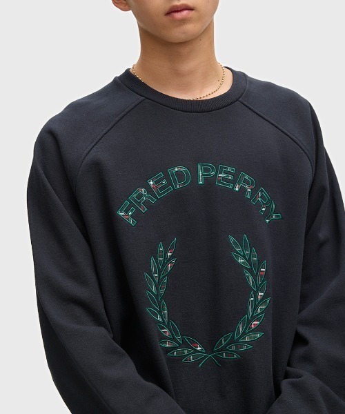 FRED PERRY（フレッドペリー）の「Tartan Applique Sweatshirt／タータンチェックアップリケスウェット（スウェット・メンズ・グレー/ネイビー・S/L/M）」の13枚目の写真