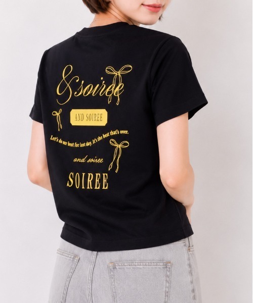 &soiree(アンドソワレ)の「【シルエット選べる2サイズ】ロゴデザインリボンTシャツ(Tシャツ/カットソー・レディース・ピンク/ホワイト/ネイビー・FREE/MEDIUM)」の1枚目の写真