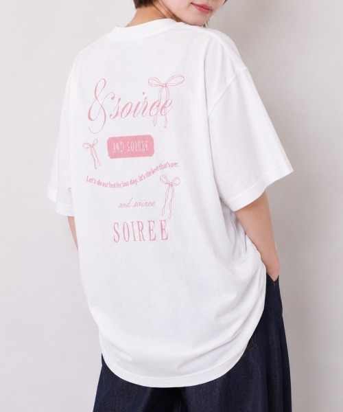 &soiree(アンドソワレ)の「【シルエット選べる2サイズ】ロゴデザインリボンTシャツ(Tシャツ/カットソー・レディース・ピンク/ホワイト/ネイビー・FREE/MEDIUM)」の4枚目の写真