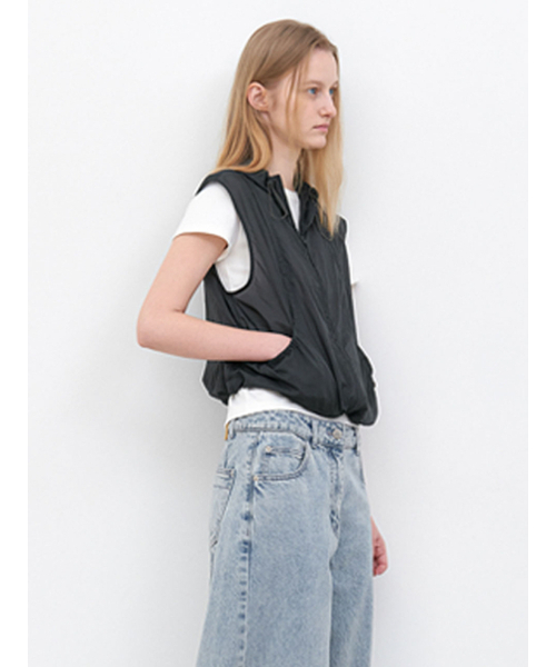 ATELIER NAIN(アトリエナイン)の「YU NYLON SHIRRING HOODY VEST (VT-0286)(ベスト・レディース・チャコールグレー/アイボリー・FREE)」の4枚目の写真
