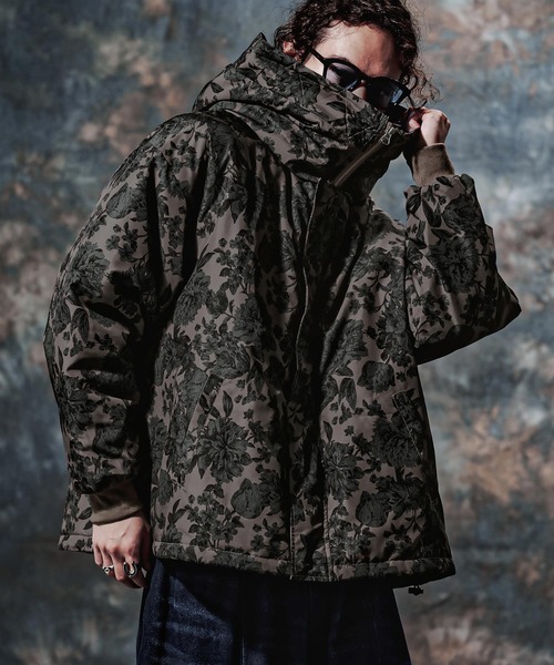 Jih Nunc(ジーヌンク)の「mj11762- フローラルプリントビッグフード中綿ブルゾン(JIH-R1220)(ダウンジャケット/コート・メンズ・ベージュ/ブラック/ネイビー・L/M/S)」の2枚目の写真