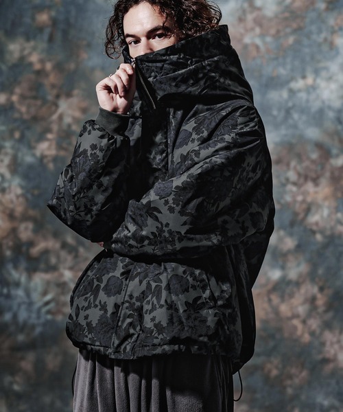 Jih Nunc(ジーヌンク)の「mj11762- フローラルプリントビッグフード中綿ブルゾン(JIH-R1220)(ダウンジャケット/コート・メンズ・ベージュ/ブラック/ネイビー・L/M/S)」の3枚目の写真
