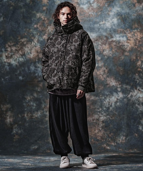 Jih Nunc(ジーヌンク)の「mj11762- フローラルプリントビッグフード中綿ブルゾン(JIH-R1220)(ダウンジャケット/コート・メンズ・ベージュ/ブラック/ネイビー・L/M/S)」の11枚目の写真