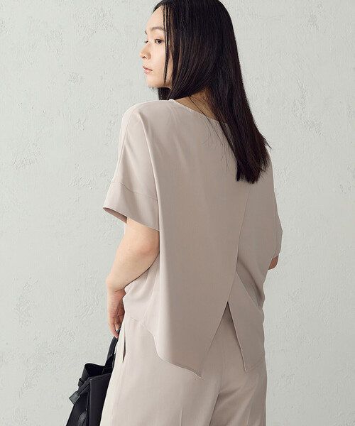 COMME CA ISM(コムサイズム)の「【UVカット・吸水速乾・接触冷感】バックスリットブラウス/セットアップ対応(シャツ/ブラウス・レディース・モカ/ベージュ・FREE)」の1枚目の写真
