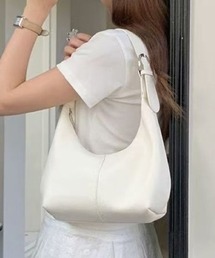 シンプルだから毎日使える。洗練されたフォルムが魅力の大人ハンドバッグ