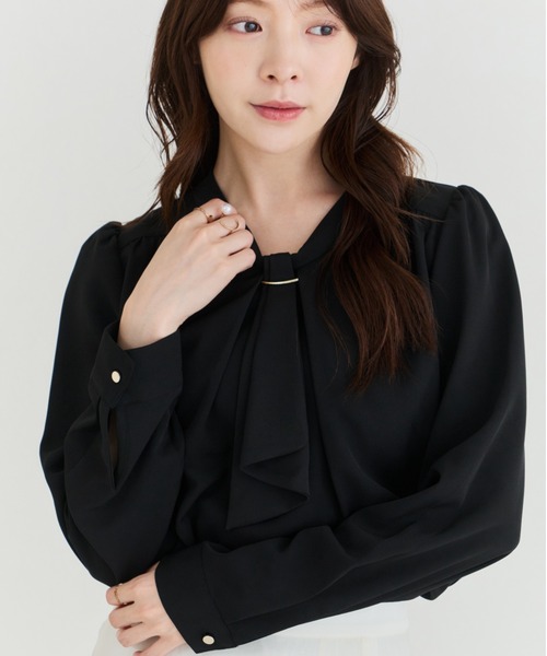 MISCH MASCH(ミッシュマッシュ)の「2026秋冬新作 バー付きラッフルタイブラウス(シャツ/ブラウス・レディース・ホワイト/ベージュ/グレー/ブラック・フリ-)」の2枚目の写真