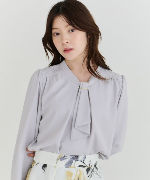 MISCH MASCH(ミッシュマッシュ)の「2026秋冬新作 バー付きラッフルタイブラウス(シャツ/ブラウス・レディース・ホワイト/ベージュ/グレー/ブラック・フリ-)」の6枚目の写真