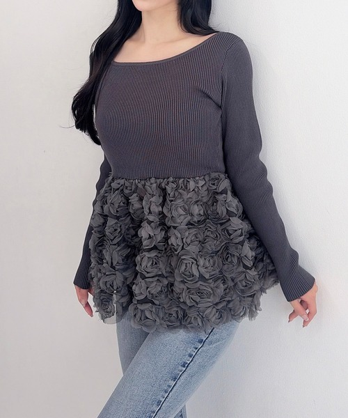 INGNI(イング)の「【SOELA】フラワーチュールペプラム長袖ニット/WEB限定(ニット/セーター・レディース・ブラック/アイボリー/チャコールグレー・FREE)」の3枚目の写真
