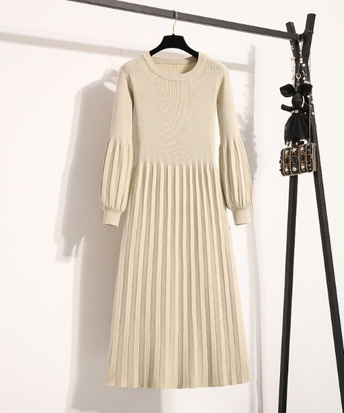 AMAJI(アマジ)の「ランタンスリーブ プリーツ ニットワンピース(ワンピース・レディース・ブラック/ベージュ・LARGE/X-LARGE)」の2枚目の写真