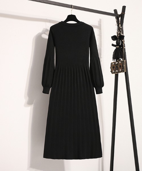AMAJI(アマジ)の「ランタンスリーブ プリーツ ニットワンピース(ワンピース・レディース・ブラック/ベージュ・LARGE/X-LARGE)」の3枚目の写真