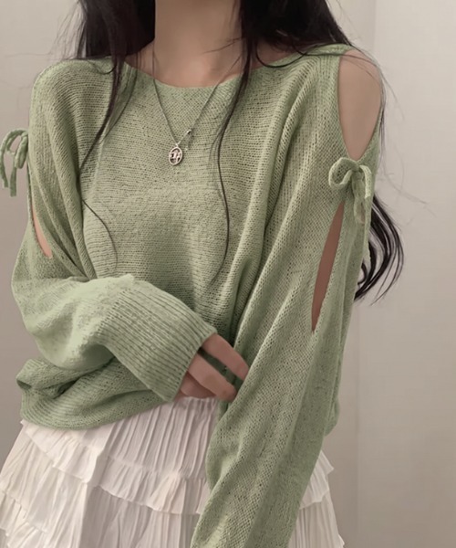 COCOMOMO(ココモモ)の「オープンショルダーシアーニット リボン シアー ニット カットアウト ラウンドネック トップス 長袖 肩出しトップス(ニット/セーター・レディース・ブルー/ベージュ/アイボリー/グリーン/ブラック・FREE)」の4枚目の写真
