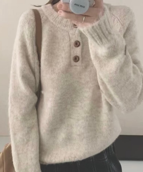 NANEA(ナネア)の「ニットヘンリープルオーバー(ニット/セーター・レディース・ブルー/グレー/イエロー/パープル/アイボリー・フリー)」の1枚目の写真